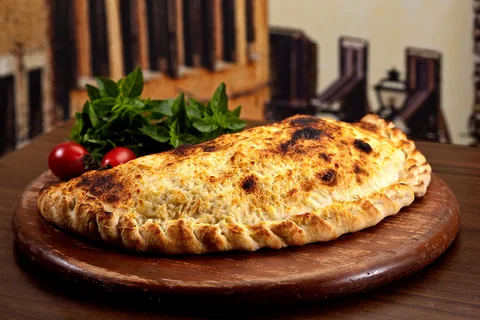 Imagem ilustrativa de calzone Portuguesa